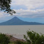 Vulcano Momotombo dal lago di Managua copia