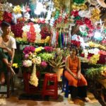 Venditori di fiori a SHWEDAGON A YANGON