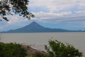 Vulcano Momotombo dal lago di Managua copia